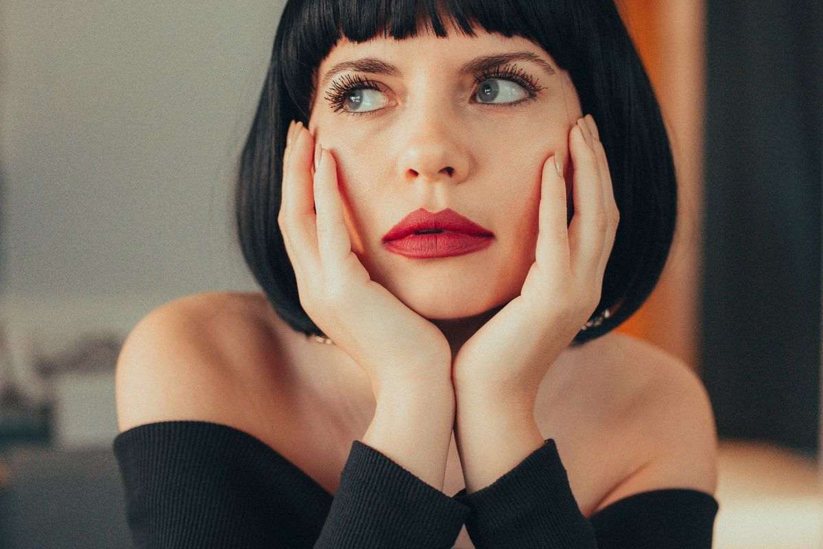 ragazza in primo piano con capelli corti