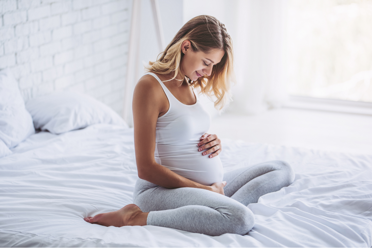 Donna incinta sul letto