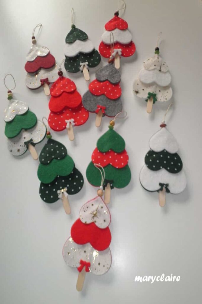 decorazioni in pannolenci a forma di alberello da appendere all'albero di Natale
