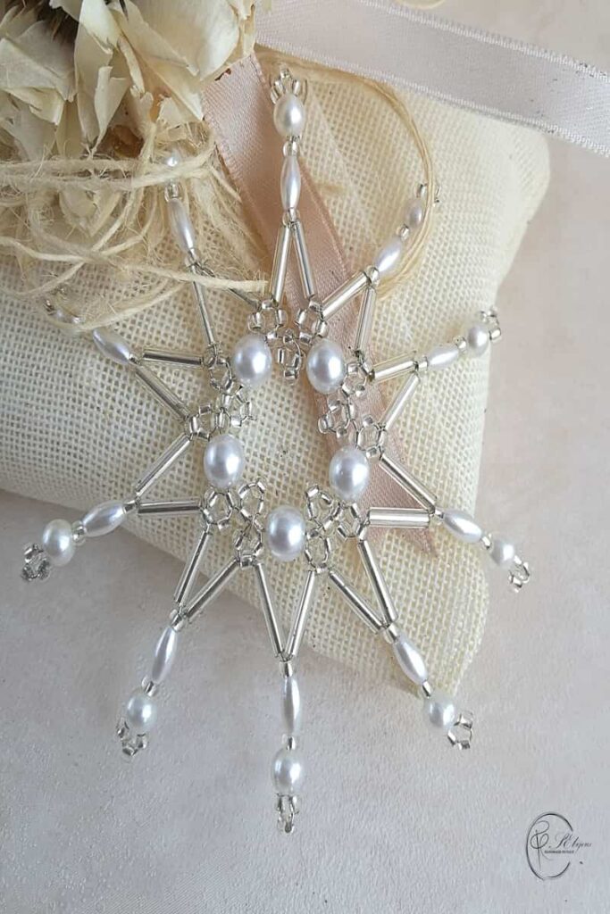 decorazione a forma di stella fatta con le perline da appendere all'albero di Natale