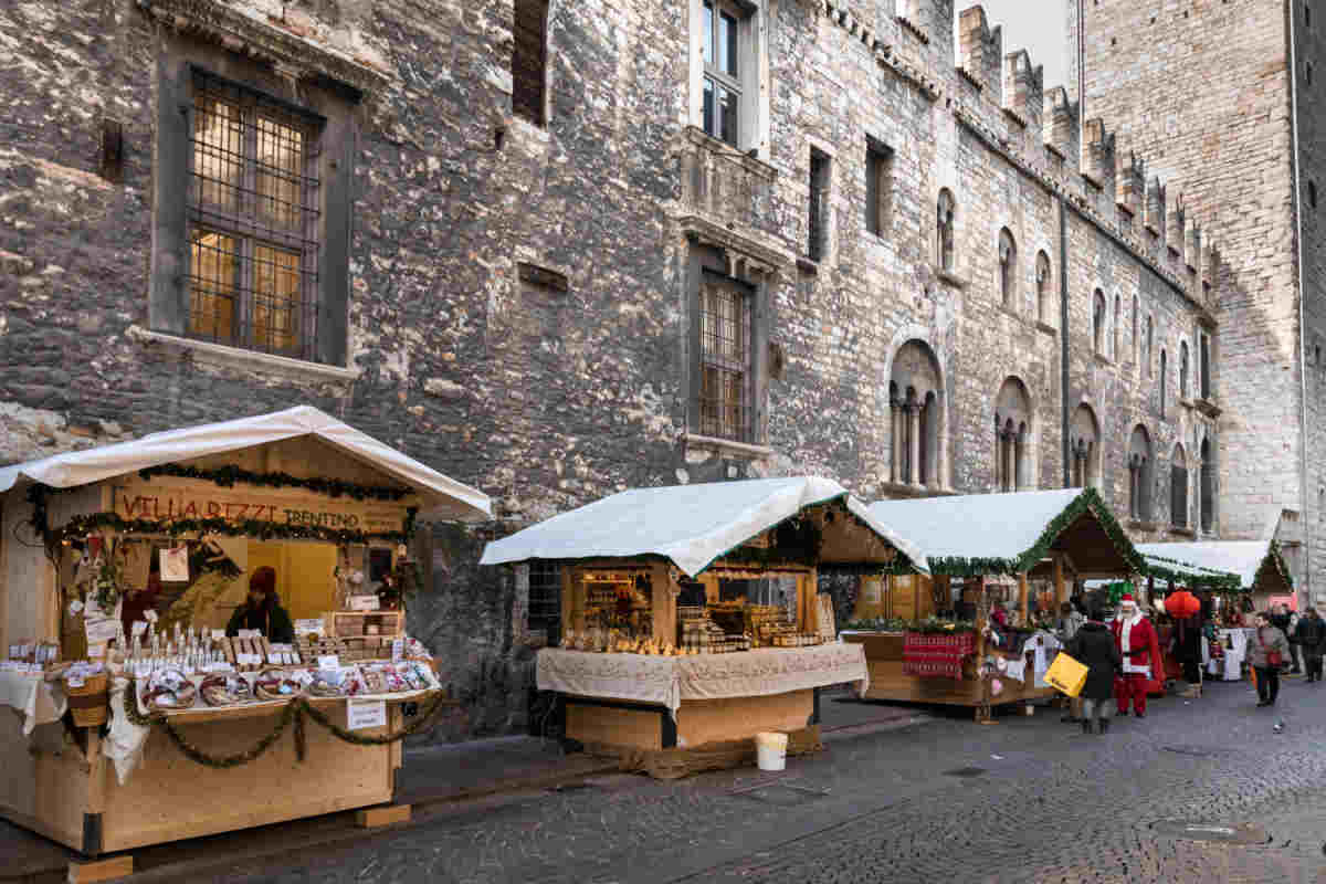 piazza allestita con casette di legno, addobbate per natale