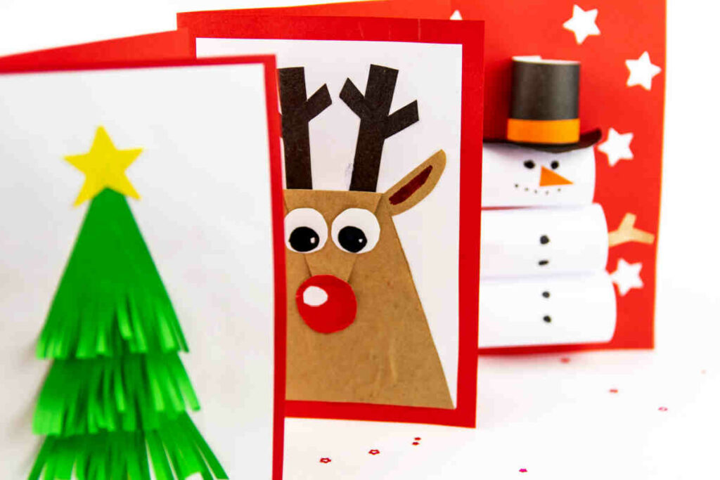 tre idee di bigliettini natalizi, realizzate con cartoncino, formando un albero di natale, una renna e un pupazzo di neve