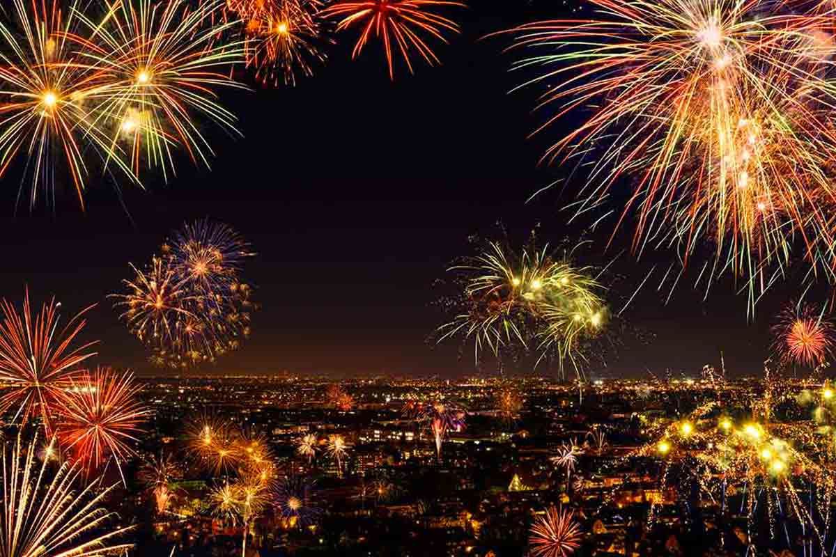 panorama notturno e fuochi d'artificio