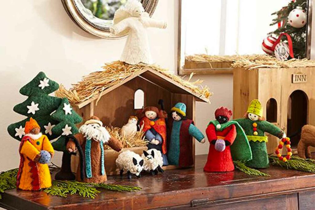 presepe in stoffa sul mobile