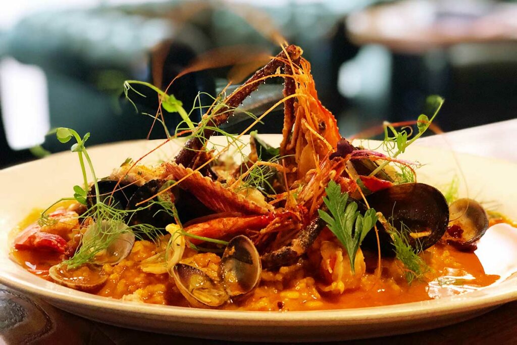 Foto di un piatto di spaghetti con i frutti di mare servito per il cenone di Natale