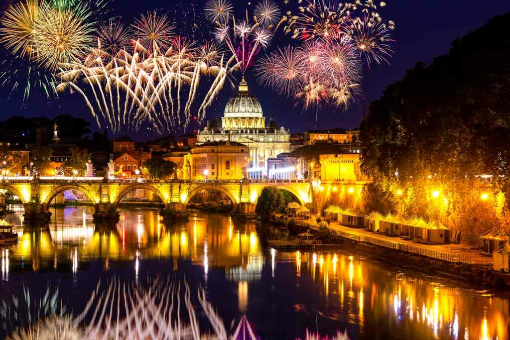 panorama del lungo tevere di roma la notte di capodanno con fuochi di artificio