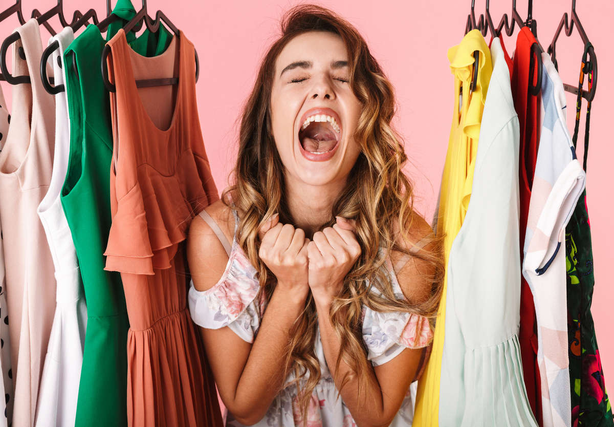 Ragazza che urla con i saldi