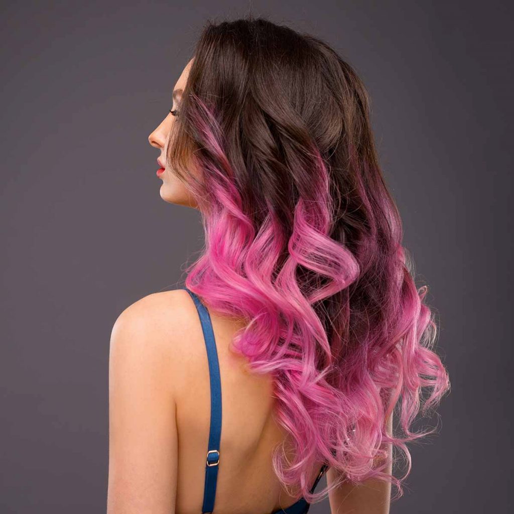 Modella con shatush rosa su capelli castani
