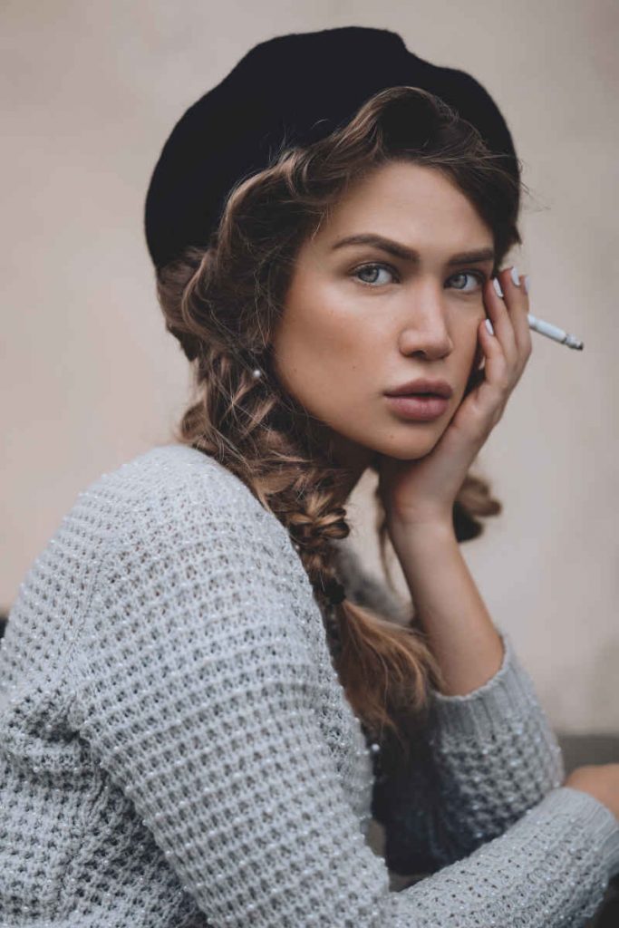 treccia laterale ragazza con cappello