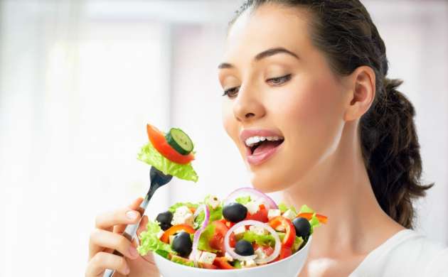 Ragazza che mangia insalata