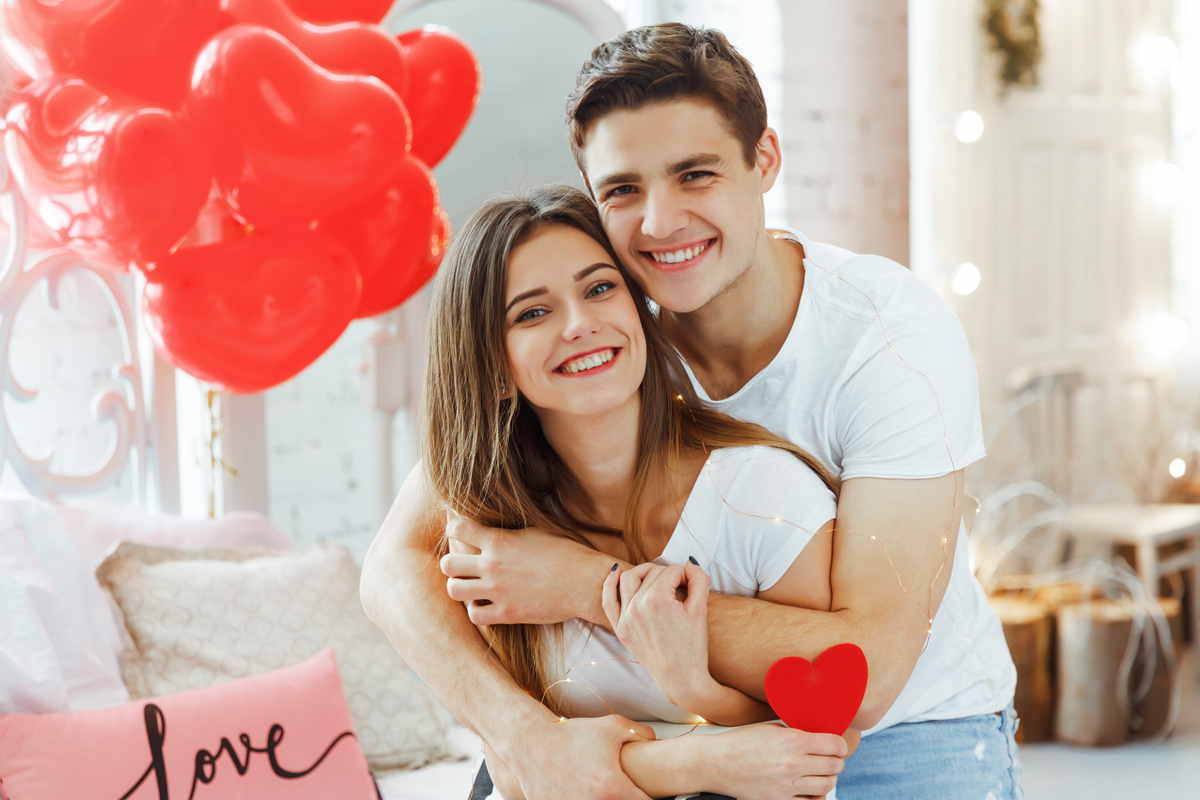 Ragazzo e ragazza si abbracciano per San Valentino