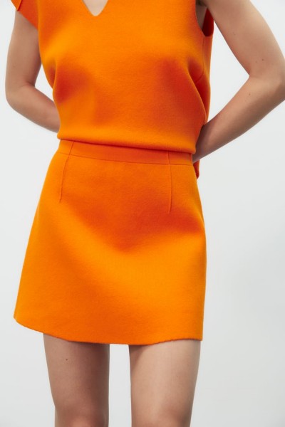Gonna in maglia arancione tendenze primavera estate 2022
