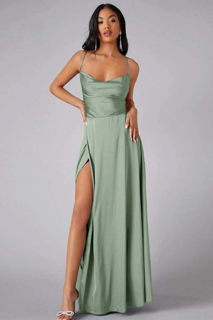Modella con abito in raso Shein