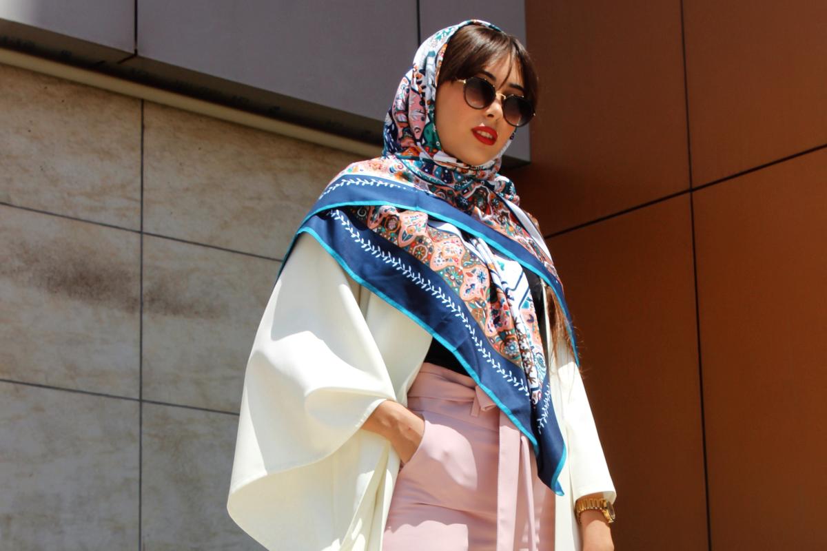Modella con foulard in seta sulla testa