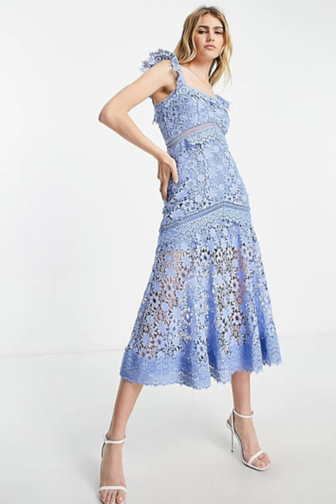 Modella con abito in pizzo celeste