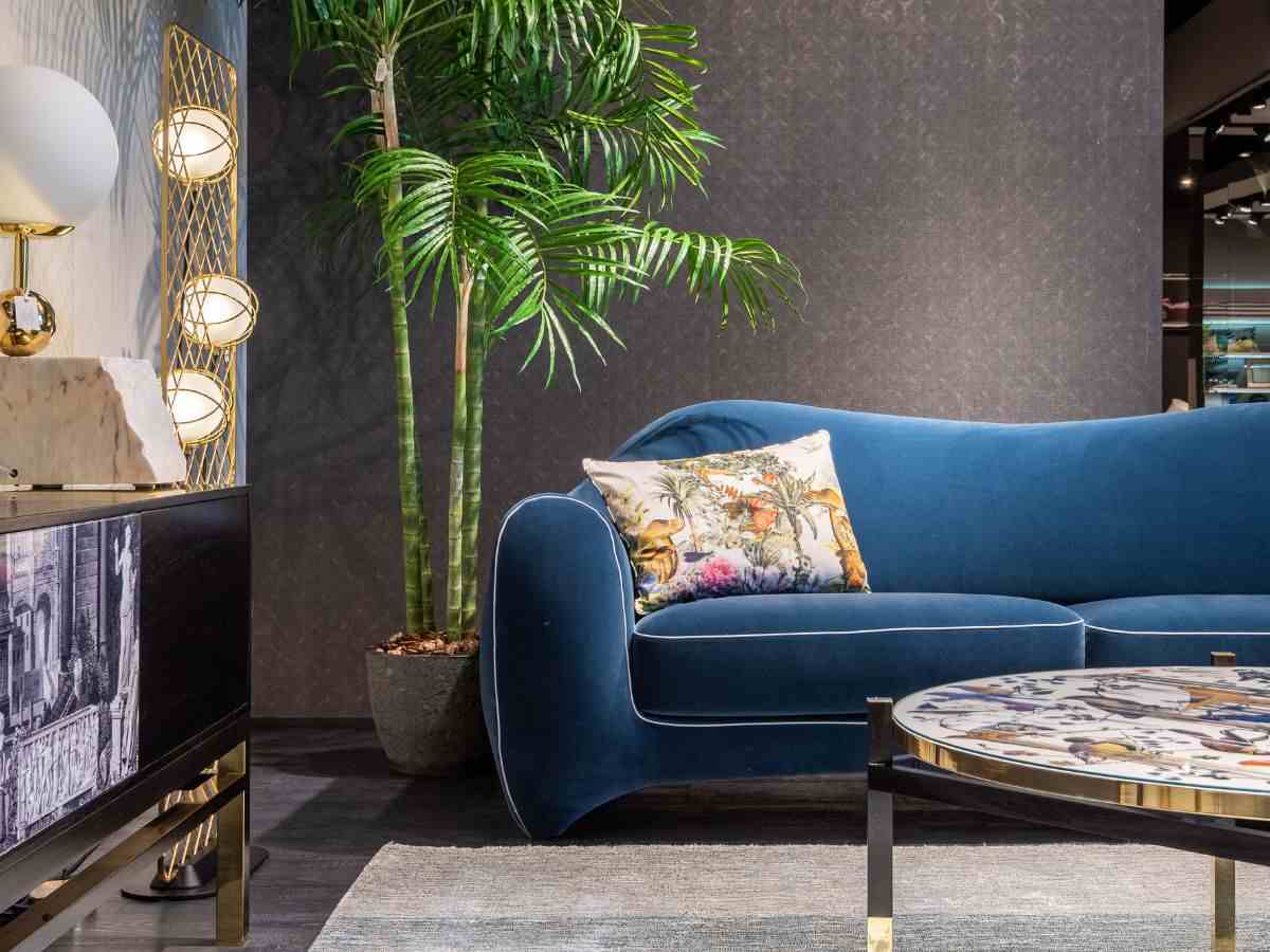 divano in una stanza con altri complementi d'arredo