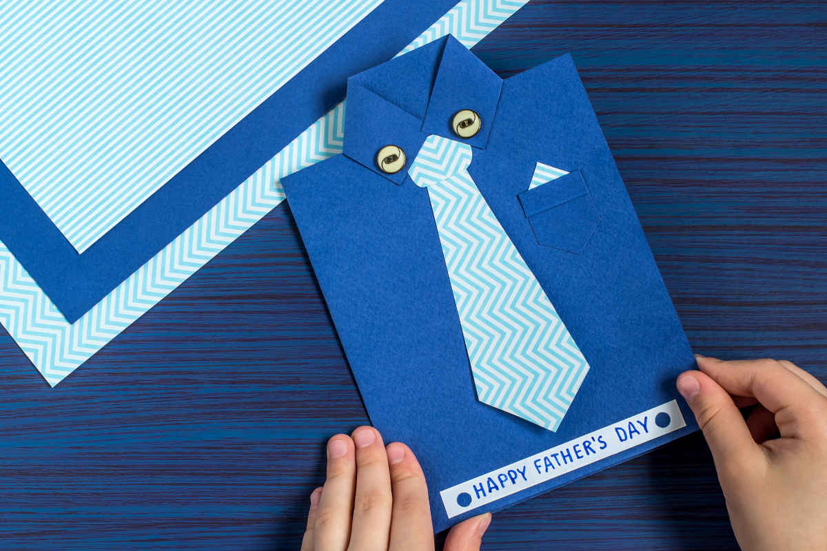 esempi di biglietti di auguri fai da te per la festa del papà con cartoncini blu e azzurri a forma di camicia e cravatta