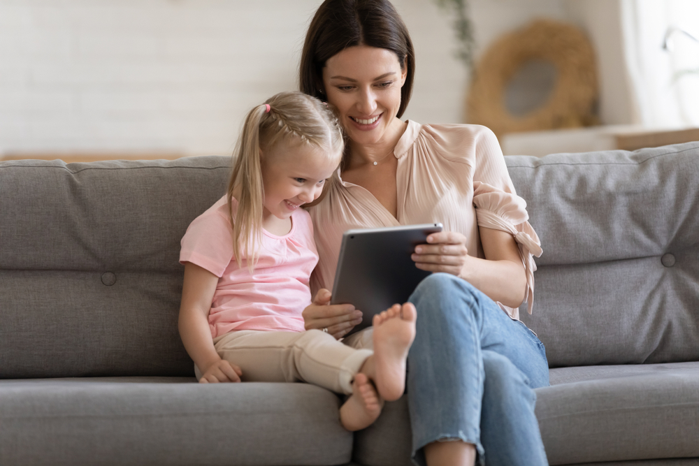 Lezioni sul sofà: scrittori raccontano storie sul web per i bambini a casa