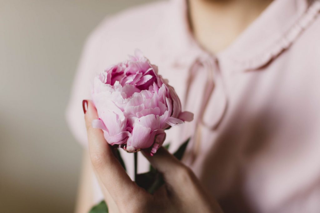 ragazza con fiore in mano