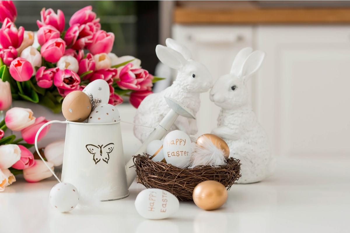 fiori coniglietti e uova decorative per pasqua