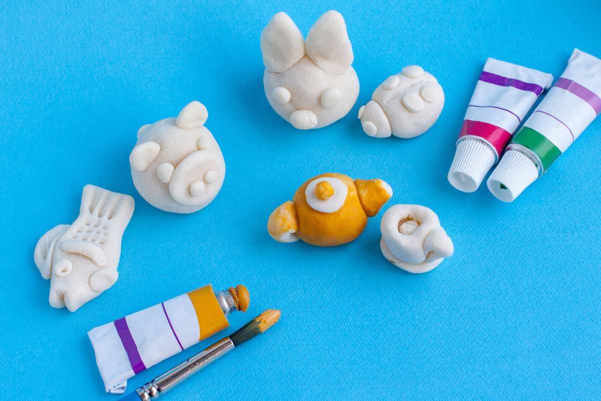 forme di pasta di sale con tempere colorate