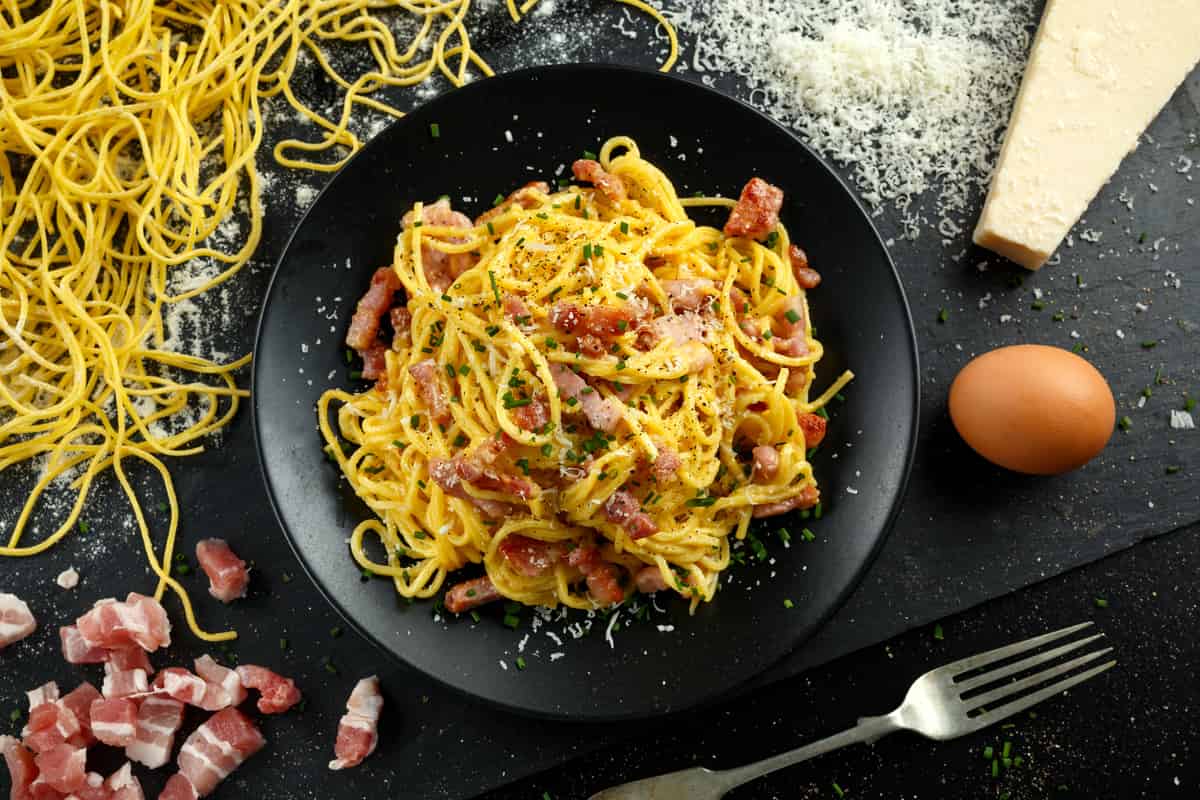 spaghetti alla carbonara con uovo guanciale e pecorino