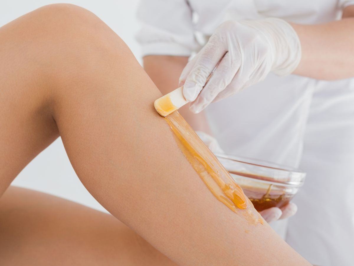 persona che fa ceretta alle gambe