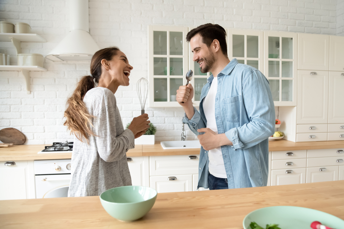 Coppia di ragazzi che canta in cucina