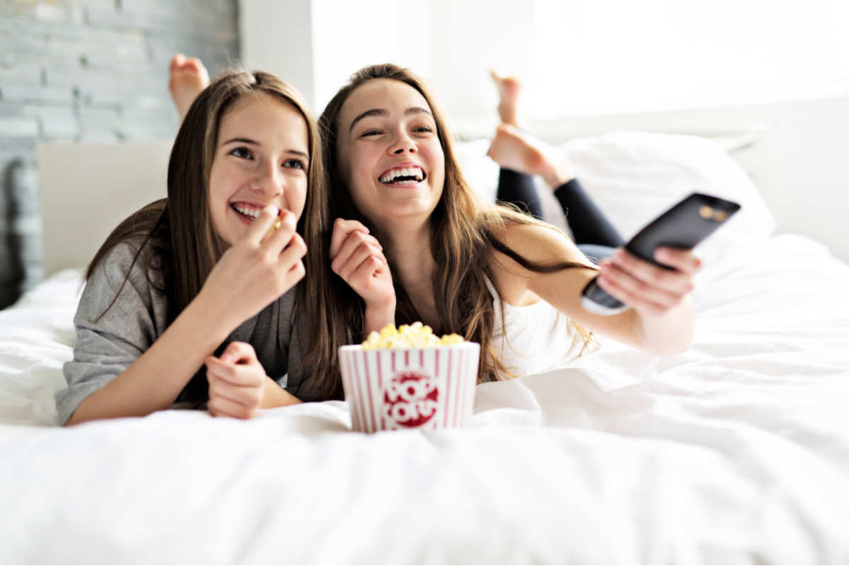 Due ragazze che guardano la tv