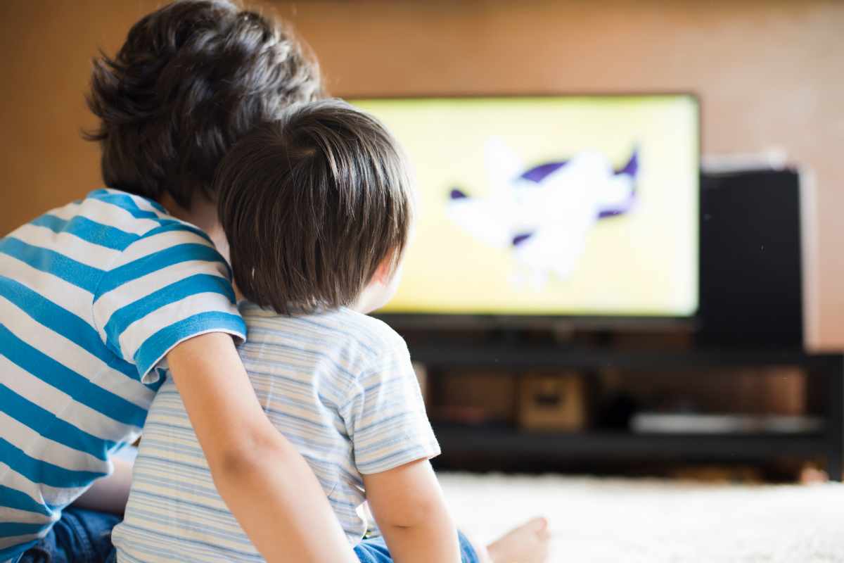 due bambini davanti alla tv vedono film educativi