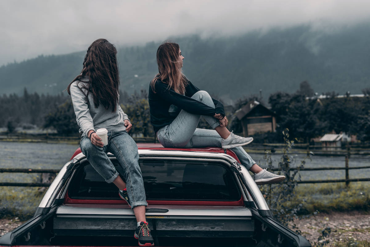 Due ragazze su una macchina