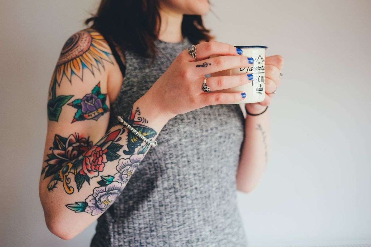 ragazza tatuata che beve un tè