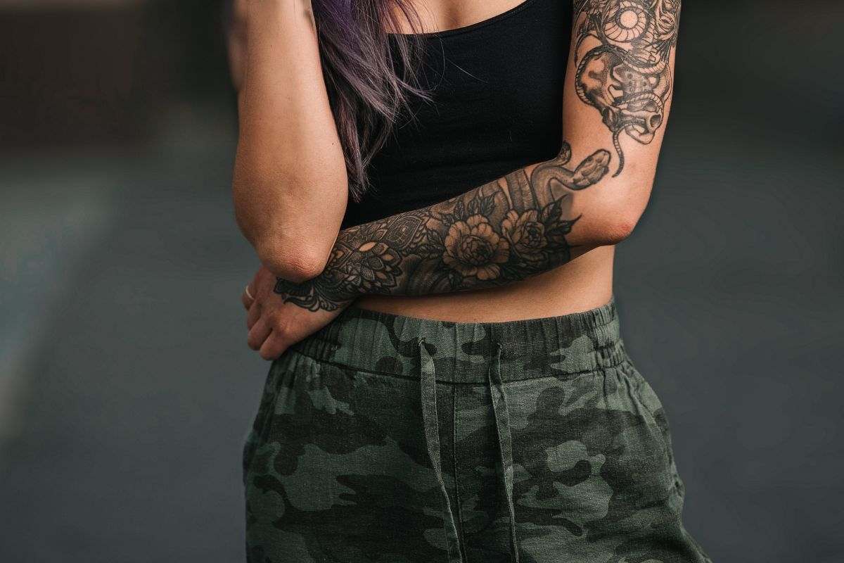 ragazza con tatuaggi