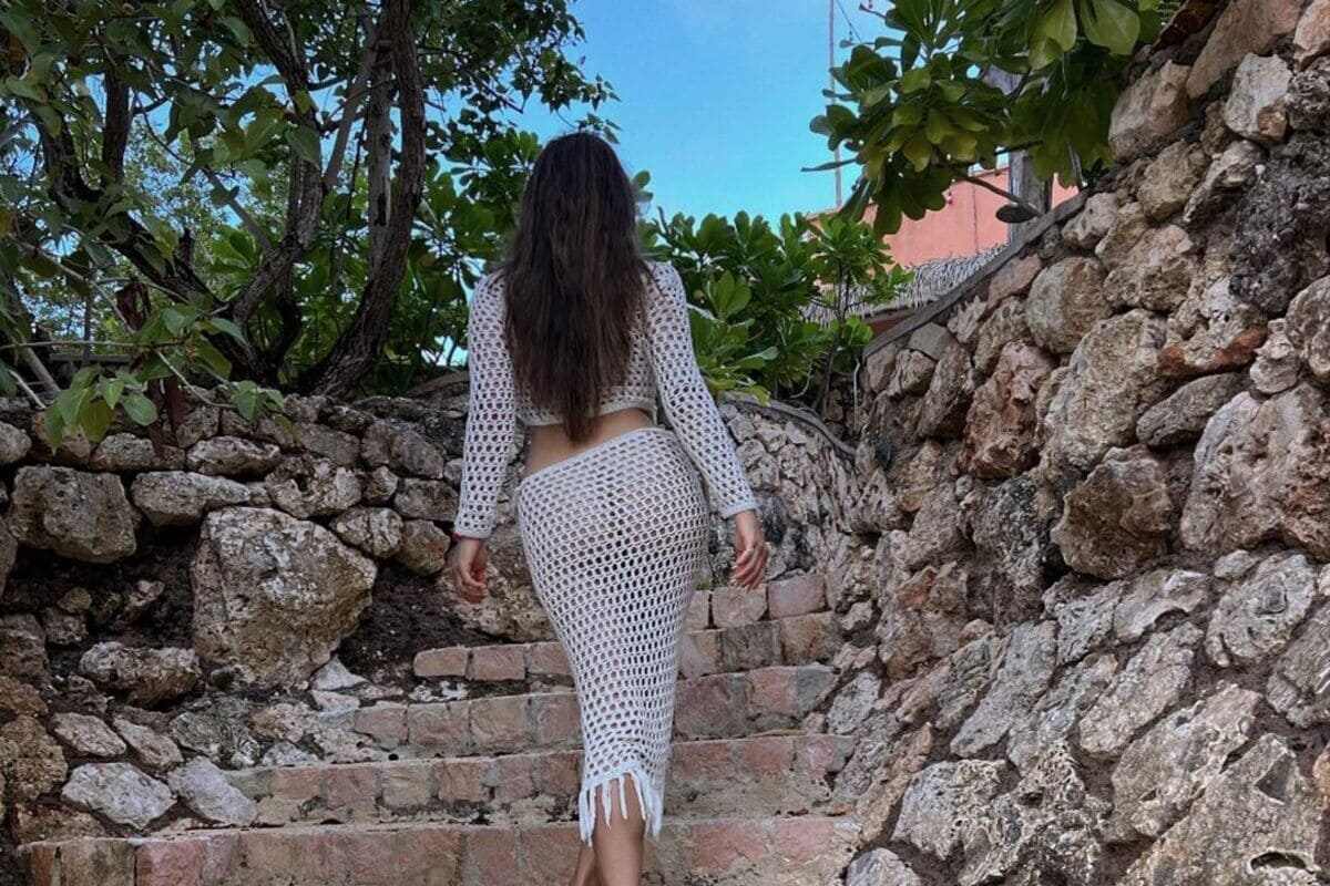 Shay Mitchell di schiena con pareo traforato-come indossare il pareo in estate