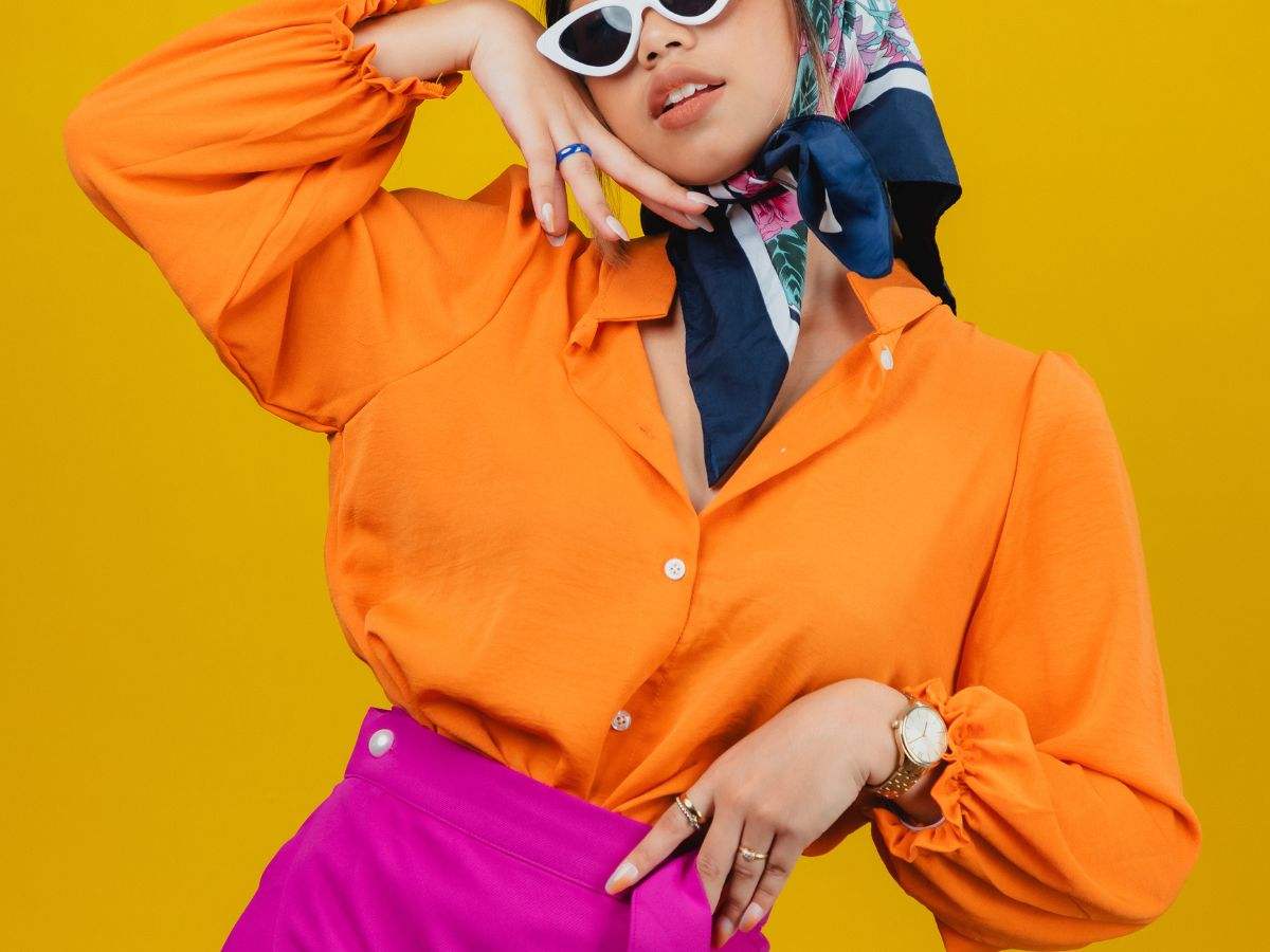 ragazza in posa con look colorato