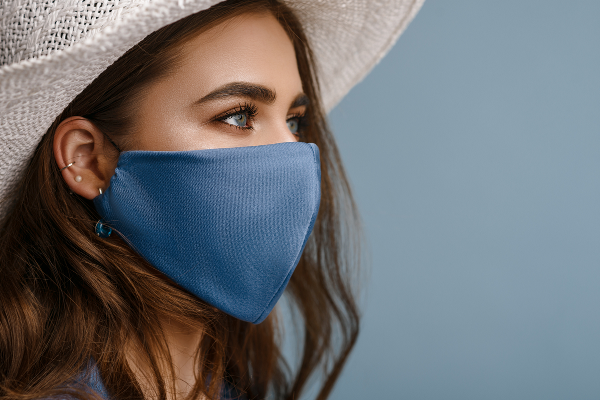 Ragazza con una mascherina blu