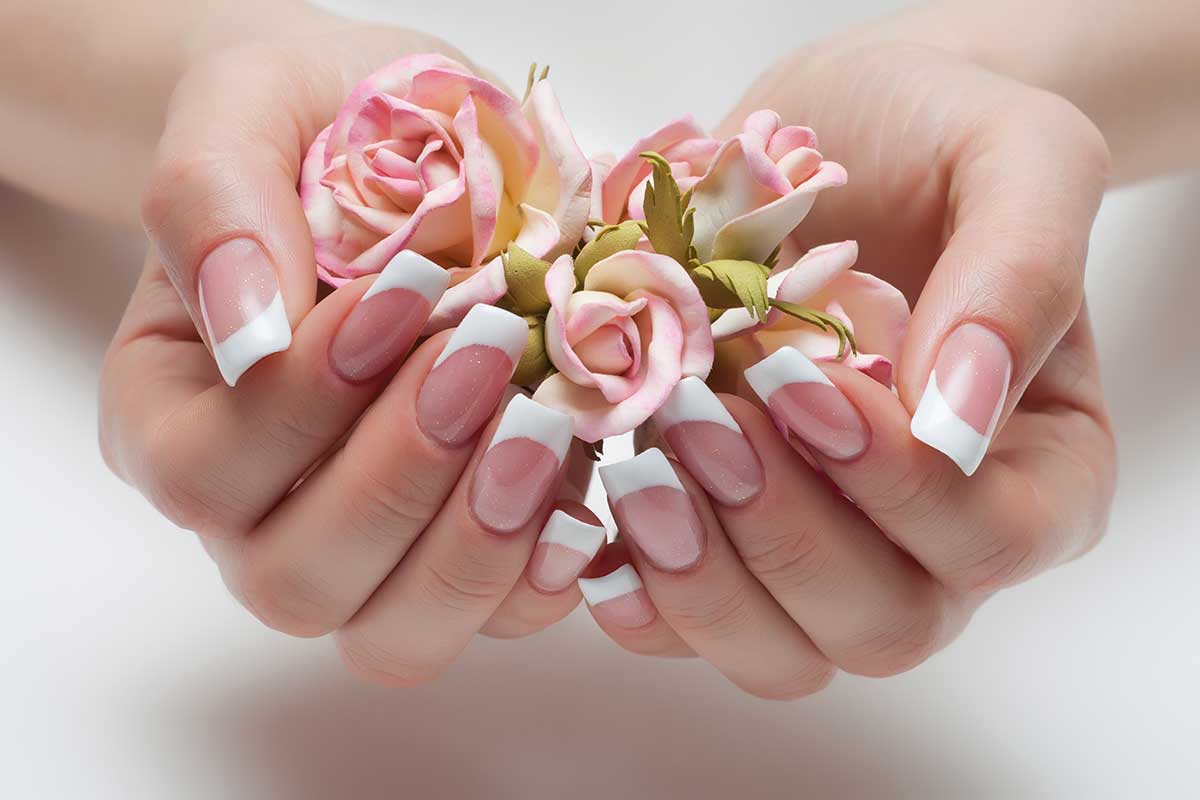 French manicure: cos’è e come si fa la nail art senza tempo