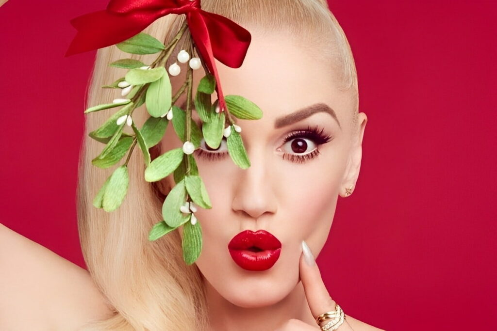 Gwen Stefani in uno scatto Natalizio con unghie argento e rossetto rosso