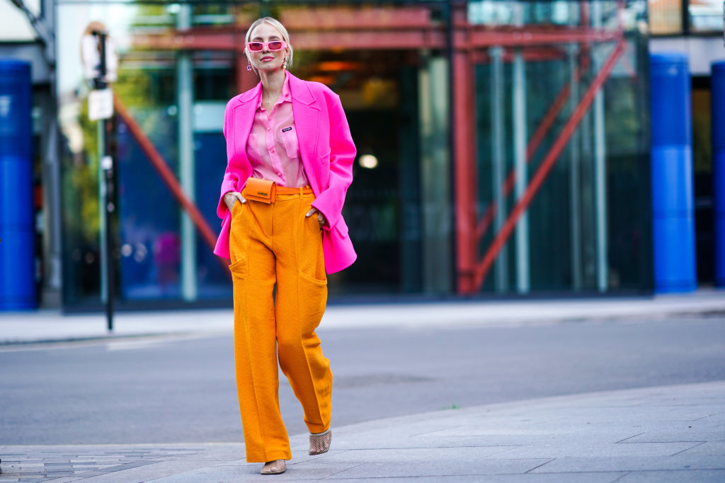 Hello Nineties! Gli occhiali con le lenti rosa sono la nuova tendenza del momento