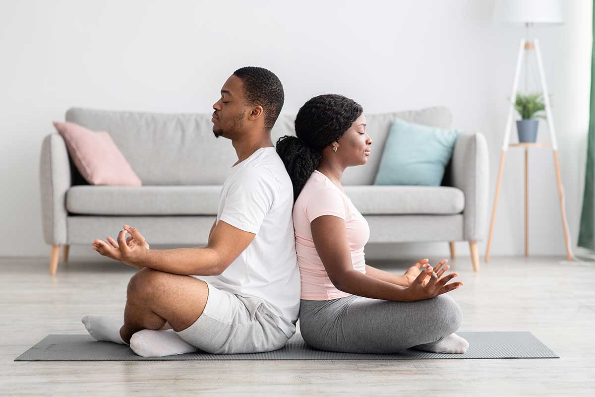 posizione di yoga in due