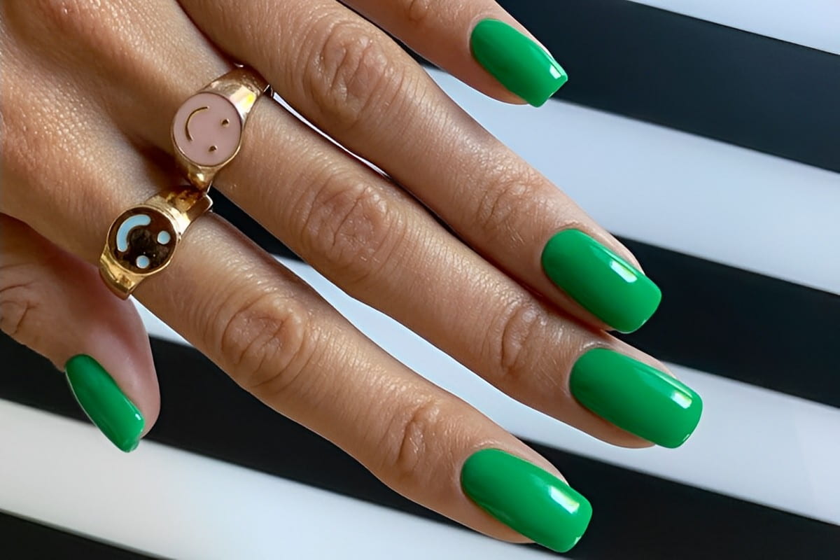 Smalto verde: tutte le beauty inspo per portare la manicure della primavera 2023