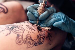 persona che tatua