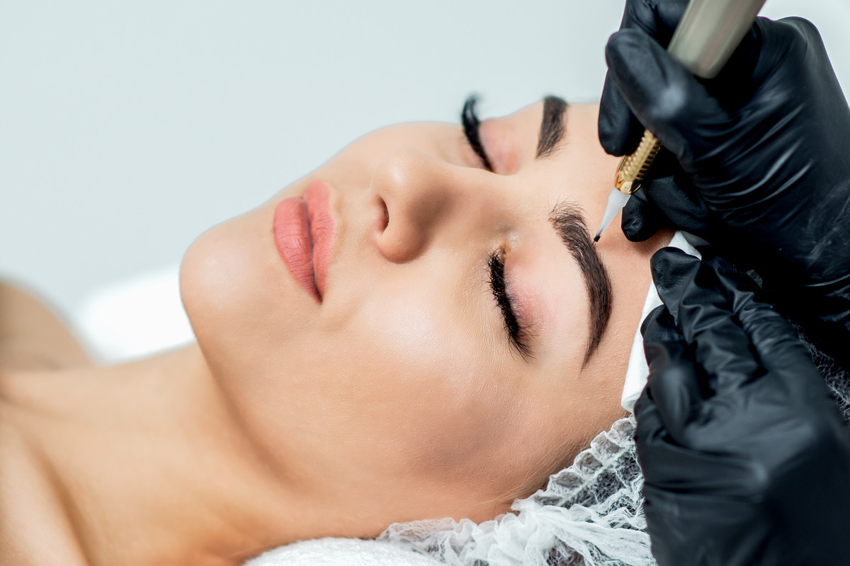 Sopracciglia tatuate: il costo e i consigli per un effetto super naturale