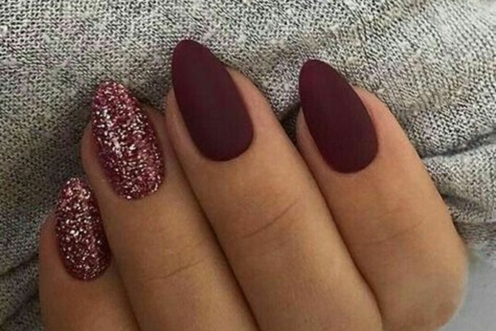 Unghie bordeaux opache e glitter