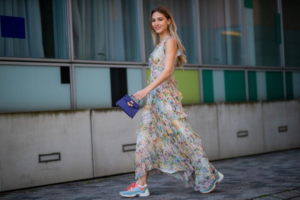 Come indossare e abbinare sneakers basse bianche con un vestito a tubino  nero e bianco (2 outfit) | Lookastic