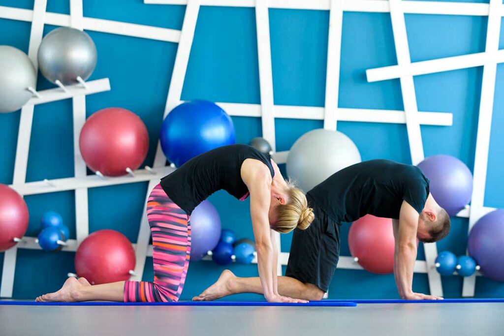 yoga coppia posizione mucca gatto