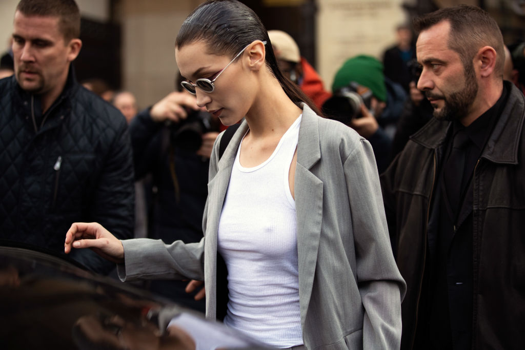 Bella Hadid con una canottiera bianca