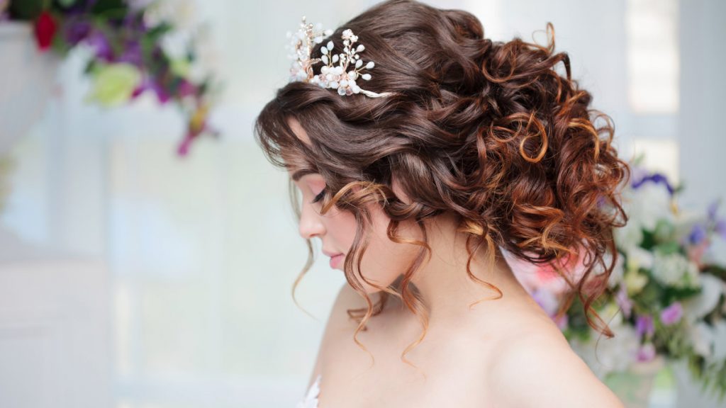 Acconciatura sposa con chignon basso mosso e voluminoso