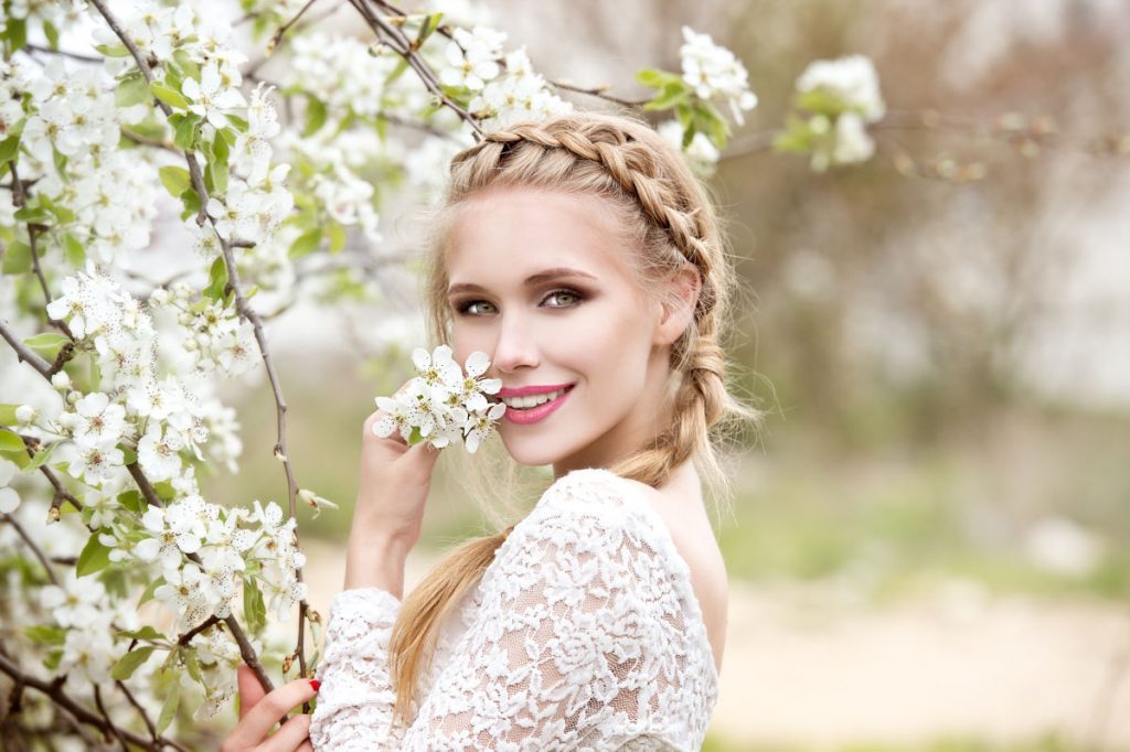 Acconciatura sposa con treccia laterale