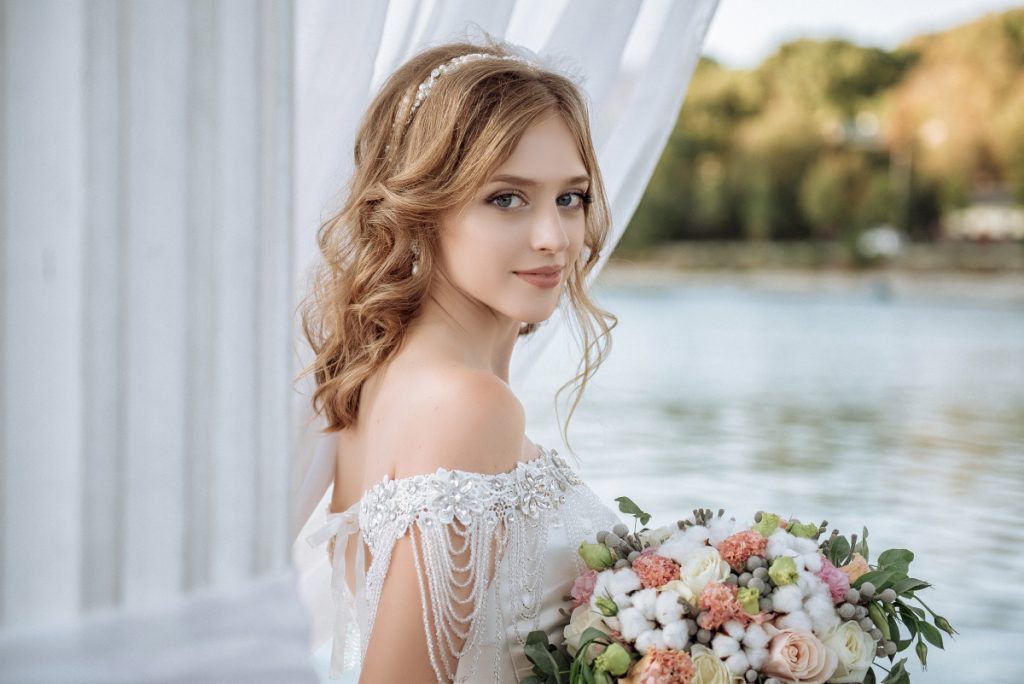 Acconciatura sposa con capelli medio lunghi sciolti e cerchietto prezioso